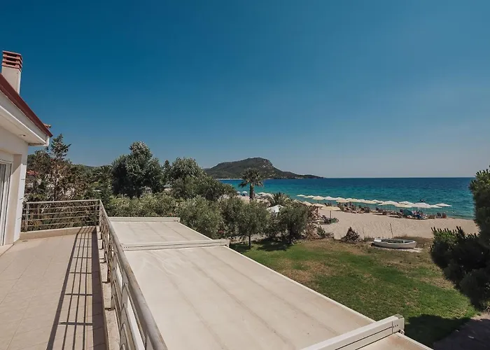 Proteus Beachfront Villa, * Toroni