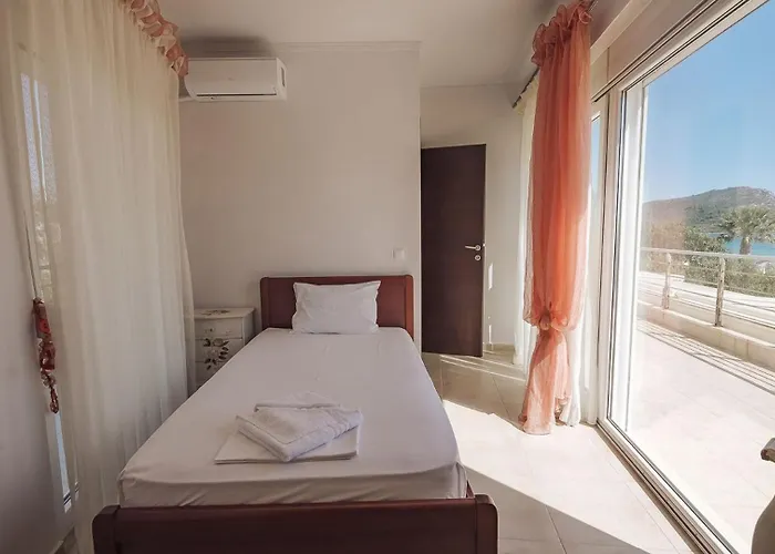 Proteus Beachfront Villa, * Toroni