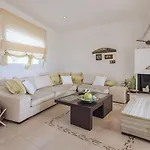 Proteus Beachfront Villa, Vila