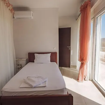 Proteus Beachfront Villa, * Torone