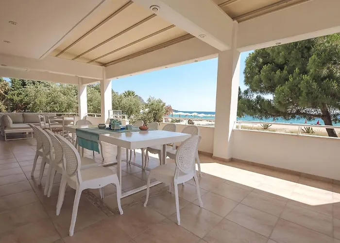 Proteus Beachfront Villa, Willa *