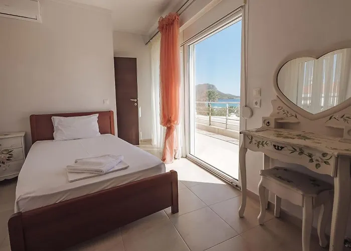 Willa Proteus Beachfront Villa,