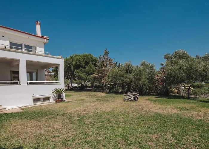 Proteus Beachfront Villa, * Toroni